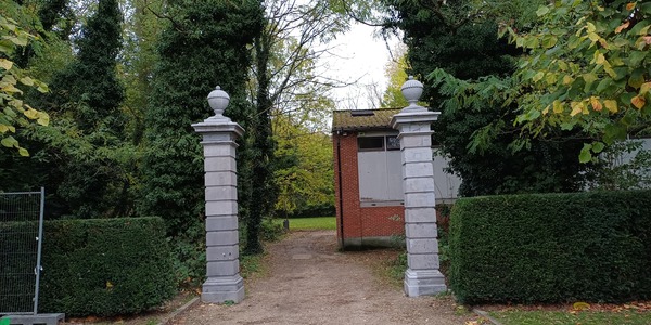 Toegang naar oude scoutslokaal